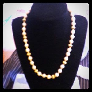 Hello selling a beautiful necklace gold and white